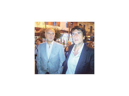 El ministro de Hacienda porteño, Néstor Grindetti, y el economista Carlos Melconian, anoche en una recorrida de campaña en el partido bonaerense de Lanús.
