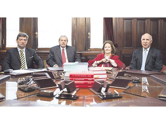 Completa. A partir de hoy, con la incorporación del jurista, la Corte quedará totalmente integrada y sin vacantes.