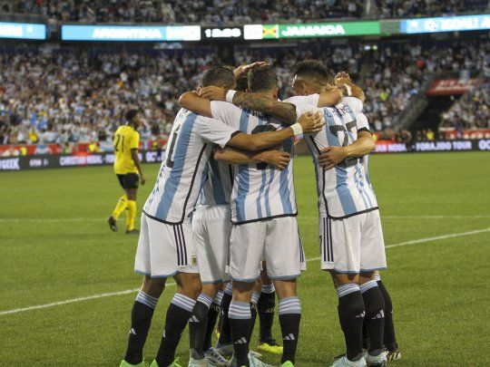 Abrazo. Argentina goleó a Jamaica con un Messi impecable y llega confiada al Mundial,.