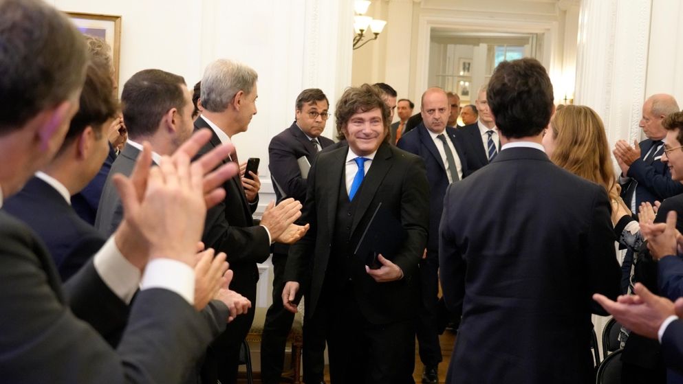 Javier Milei regresa al país con varios frentes políticos abiertos.