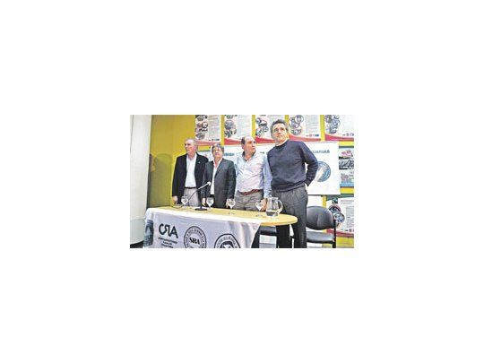 El titular de Coninagro, Carlos Garetto, su par de CRA, Rubén Ferrero, el vicepresidente de FAA, Julio Currás y el presidente de La Rural, Luis Miguel Etchevehere, ayer durante el anuncio del paro contra el Gobierno.