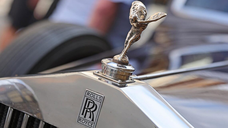 Además de fabricar autos, Rolls-Royce produce motores de aviones y submarinos. Además de fabricar autos, Rolls-Royce produce motores de aviones y submarinos.
