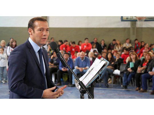 El gobernador de Neuquén, Omar Gutiérrez, fue denunciado por el presunto incumplimiento de deberes de funcionario público por negarse a firmar las escrituras de tierres ya adjudicadas por licitación pública nacional. (VER FOTOGALERÍA)