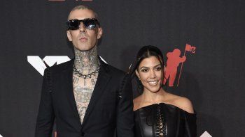 kourtney kardashian y travis barker de blink-182 anuncian su compromiso