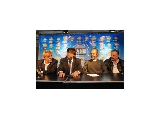 Diego Bossio junto a referentes gremiales.
