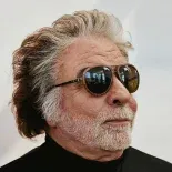 El productor es una figura muy importante en la industria del entretenimiento. El productor es una figura muy importante en la industria del entretenimiento.