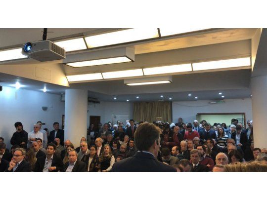 Durante el acto de apertura de los sobres, el titular de Vialidad Nacional, Javier Iguacel, ofició de anfitrión, y agradeció a los empresarios participantes del plan. Gracias por el riesgo que están tomando, esto demuestra la madurez que hay en Argentina, les dijo.