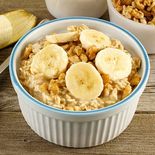 la receta con yogur, platano y nueces que suma proteina y energia a tus batidos de todos los dias