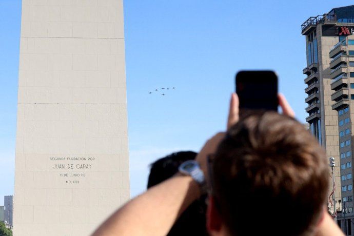 El vuelo fue a 2000 pies de altura. El vuelo fue a 2000 pies de altura.