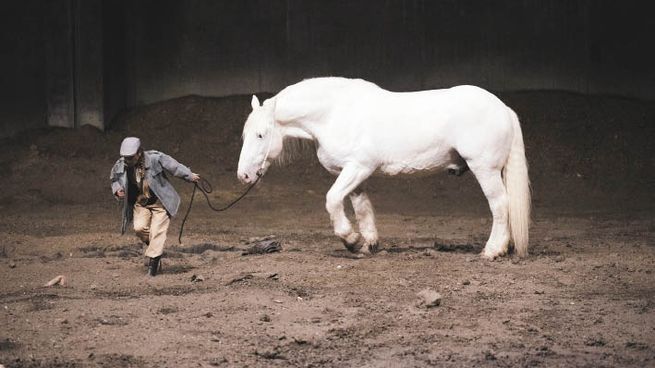 Resurrección. En la versión de Castellucci, los cuerpos hallados en fosas comunes recuperan su identidad.