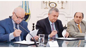 concreción. Juan José Ciácera y Gerardo Morales firman el convenio marco para concretar el evento.