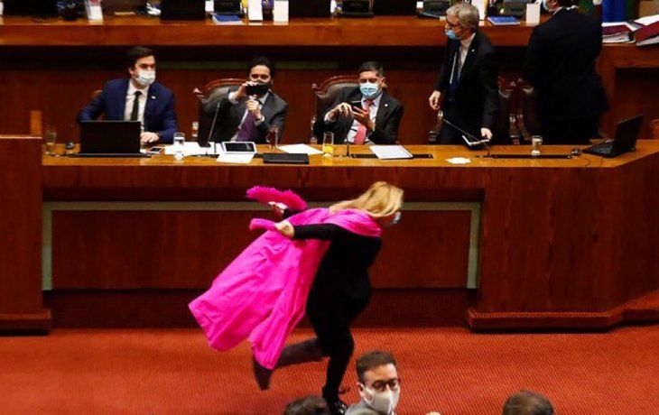 La legisladora celebró corriendo como Naruto.