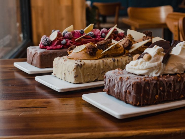 Ice cream chocolates with dulce de leche and chocolate: classics that do not fail. Ice cream chocolates with dulce de leche and chocolate: classics that do not fail.