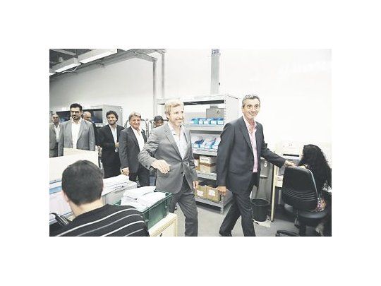 Florencio Randazzo guió ayer a Rogelio Frigerio por una dependencia del Registro Nacional de las Personas, en Parque Patricios. Fumata blanca en el Ministerio del Interior.