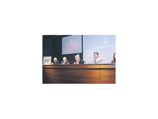 El gobernador Gioja, en la apertura de Vinandino flanqueado por Ciácera y García  junto a funcionarios y representantes de los organismos internacionales auspiciantes.