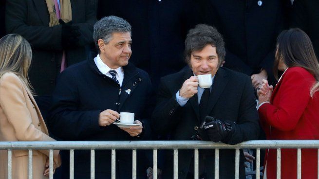 El jefe de Gobierno porteño, Jorge Macri, junto al presidente Javier Milei, en el desfile del 9 de julio.