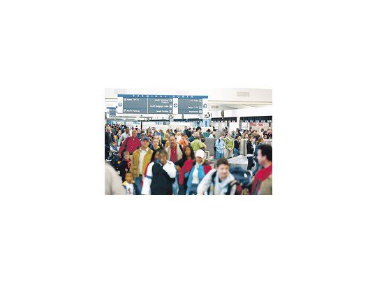 Las amenazas terroristas, que recrudecieron en las últimas semanas, llevaron a reforzar las medidas de seguridad en los aeropuertos de EE.UU. Los pasajeros y el personal de cabina se quejan, sobre todo por el uso de los escáneres que los «desnudan» ante los controladores.