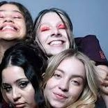 Luego de cinco años regresa esta serie que ubica a Rue (Zendaya) ya fuera del secundario y en la búsqueda de inserción laboral y fe en Dios, en un entorno en apariencia limpio. Luego de cinco años regresa esta serie que ubica a Rue (Zendaya) ya fuera del secundario y en la búsqueda de inserción laboral y fe en Dios, en un entorno en apariencia limpio.