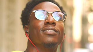 Joey Badass, protagonista de Dos Completos desconocidos, disponible en Netflix.