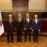 Los miembros de la Corte Suprema de Justicia junto al ministro Juan Bautista Mahiques. Los miembros de la Corte Suprema de Justicia junto al ministro Juan Bautista Mahiques.