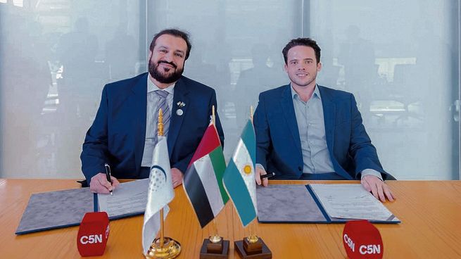 Convenio. Mohamed Jalal Al Rayssi, Director General of the Emirates News, e Ignacio Vivas, CEO de Indalo Media, durante el acto de firma.