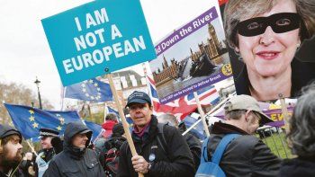 ebullición. El Parlamento británico prolonga sus debates sobre la salida del país de la Unión Europea y, con ello, las manifestaciones callejeras. No soy un europeo, dice el cartel que sostiene un ciudadano.