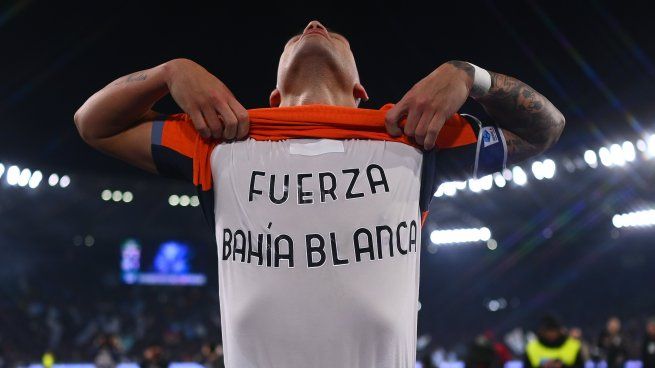 No olvida. Lautaro Martínez se acordó de Bahía Blanca en su gol para Inter. 