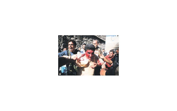 Rebeldes del Ejército Sirio Libre exhiben a un policía del régimen de Bashar al Asad capturado en Alepo.