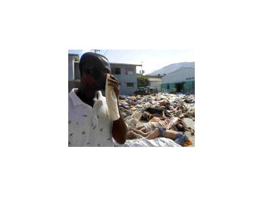 Los cuerpos de muchos de esos muertos están aun abandonados, los más afortunados cubiertos por piadosas sábanas blancas, en las calles de Puerto Príncipe.