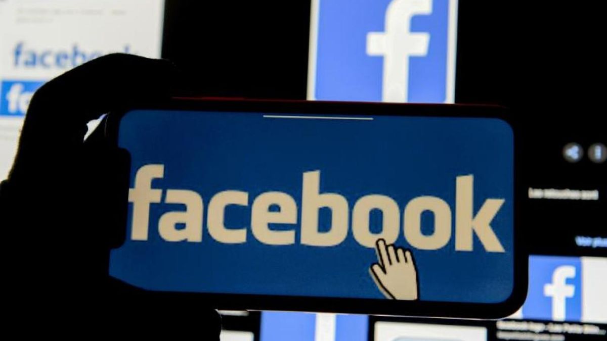 Facebook and Twitter suffered the largest loss of stock value in US history