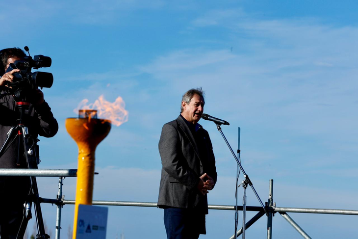 El intendente Omar Félix encendió una llama simbólica que marcó la puesta en funcionamiento oficial de la obra. El intendente Omar Félix encendió una llama simbólica que marcó la puesta en funcionamiento oficial de la obra.