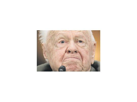 En el Senado norteamericano, Mickey Rooney llamó a los ancianos víctimas de abusos a denunciar su situación.