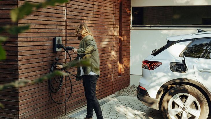 La carga domiciliaria aparece como la opción más práctica para usuarios de autos eléctricos, aunque especialistas recomiendan verificar primero la capacidad energética de la vivienda y la seguridad de la instalación La carga domiciliaria aparece como la opción más práctica para usuarios de autos eléctricos, aunque especialistas recomiendan verificar primero la capacidad energética de la vivienda y la seguridad de la instalación