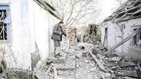 DESTRUCCIÓN. Un hombre muestra su domicilio alcanzado por los misiles en la región separatista prorrusa de Donetsk, en el este de Ucrania.