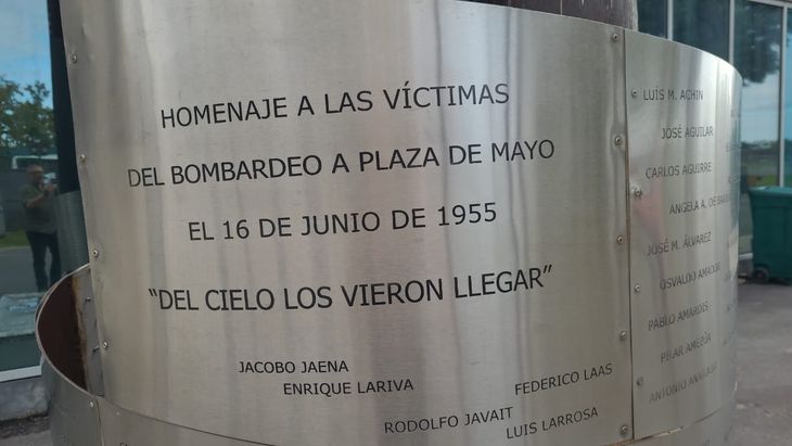 Monumento a los caídos en el ataque de las Fuerzas Armadas a Plaza de Mayo y la Casa Rosada. Monumento a los caídos en el ataque de las Fuerzas Armadas a Plaza de Mayo y la Casa Rosada.