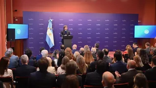 Javier Milei durante una disertación frente a todos los diputados del bloque liberario.