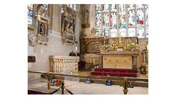 La tumba de Shakespeare, sobre la izquierda, en la Holy Trinity Church en Stratford-upon Avon, que corre riesgo de derrumbe.