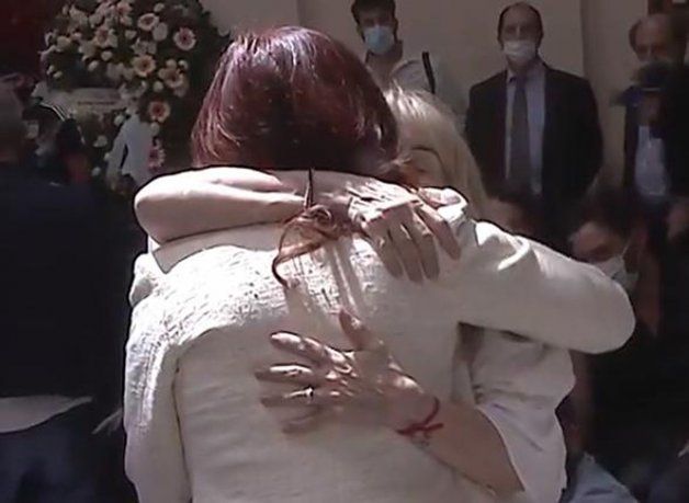 El emotivo abrazo de Cristina a Claudia