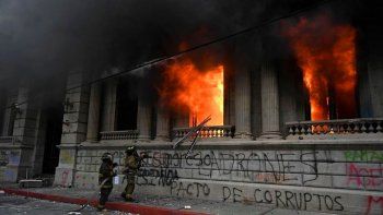 Crisis en Guatemala. Las imágenes del palacio legislativo en llamas recorrieron el mundo y la Cruz Roja atendió a varias personas por intoxicación