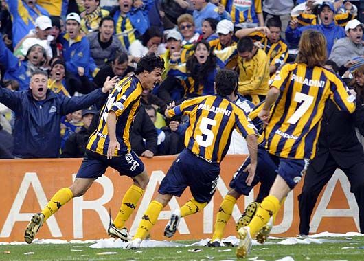 Festejo. Todos buscan al goleador. Zelaya anotó un minuto después que Belgrano para poner la igualdad definitiva.