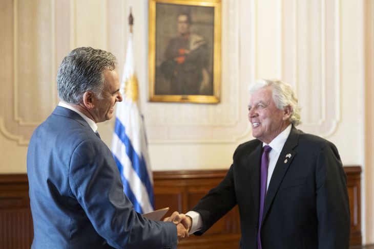 Yamandú Orsi recibe a Lou Rinaldi luego de la decisión de Estados Unidos de congelar las visas a Uruguay.