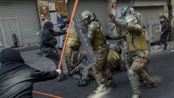 Pese al levantamiento del toque de queda en Santiago de Chile y otras  localidades, la  tensión sigue en el país trasandino con los militares apostados en  la calle y un saldo de al menos tres personas muertas.
