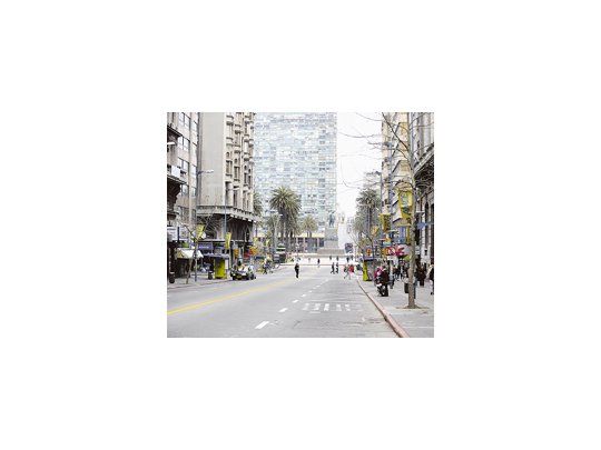La avenida 18 de Julio, en el centro de Montevideo, presentó ayer el aspecto de un día feriado o de un domingo. El alcance del primer paro general contra José Mujica fue importante.