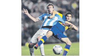 Una muestra de lo que fue el partido. Cristian Chávez y Matías Cahais luchan para tratar de ganar la pelota. ¿Quién agarra a quién?