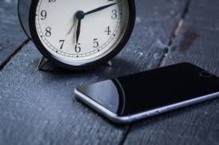 Cómo convertir tu viejo móvil Android en un despertador para la mesita de  noche