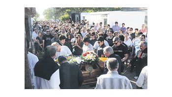 Los restos de Falaschi fueron despedidos en medio de una multitud que se acercó a darle el último adiós al hijo pródigo de Las Parejas.