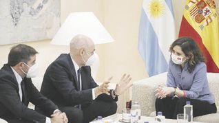 Sociales. Horacio R. Larreta y Fernando Straface, ayer en la reunión con Isabel Díaz Ayuso, presidenta de la Comunidad de Madrid.