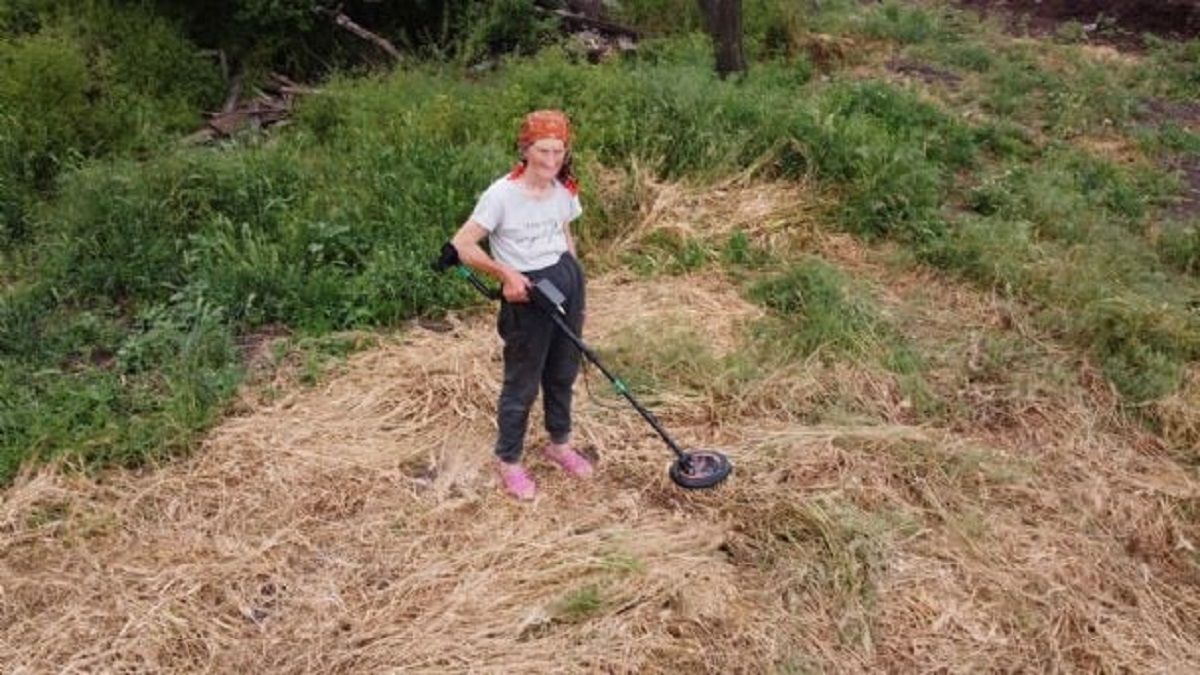 A Ukrainian pensioner clears the minefields so she can graze her cow