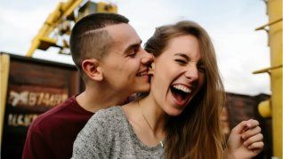 La razón por la que se muerde a alguien que queremos. La razón por la que se muerde a alguien que queremos.