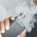 Un consumidor de vapeo, práctica masiva pero ilegal en Argentina. Organizaciones impulsan una regulación que combata el mercado informal y proteja a menores, ofreciendo alternativas menos dañinas para adultos. Un consumidor de vapeo, práctica masiva pero ilegal en Argentina. Organizaciones impulsan una regulación que combata el mercado informal y proteja a menores, ofreciendo alternativas menos dañinas para adultos.